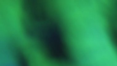 Soyut ışık fişeği. Işık efekti. Odaklanamayan sızıntı, çok renkli yeşil ışınlar, gökkuşağı, sanat arka planında yer değiştiren ışın lensleri..