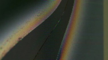 Bozuk televizyon. Saptırılmış analog. Parlayan arıza odaklanmış yansımalarla çatırdatılmış görüntüyü göster. Modern gösteri ekipmanları yüzeyinin hasarlı dokusunu üst üste koy.