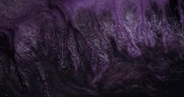 Mürekkep akışı. Sıvı damlası. Gri, siyah boya akışı soyut, parıldayan arka plan sıvısı yüzeyi. Koyu renk sprey karışımı çözülmüş serpinti..