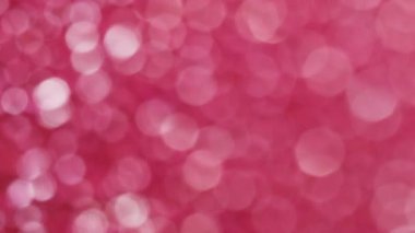 Bokeh akışı. Zarif sim. Açık pembe renklerin dekoratif çözünmüş ışıltısı. Mutlu gün ışığı pastel renkleri ışıl ışıl şenlik arkaplanı.