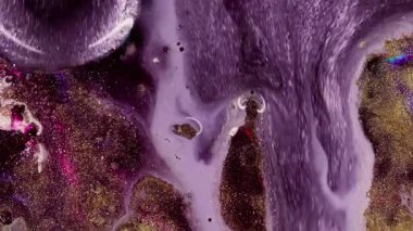 Parlak akış. Parlak mürekkep dokusu. Odaklanamayan mor sıvı boya mermeri soyut sanat arka planında hareket eden parlak parçacıklar..