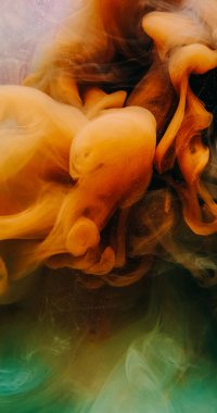 Renkli duman bombası. Parlak mürekkep suyu. Turuncu yeşil parçacık dokusu patlama buharı akış soyut sanat arkaplanı.