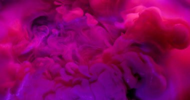 Duman dalgası. Puf boyası. Pembe mor girdap, bulanık bulutlar renkli suda akıyor. Işıldayan fantezi bulutu örtüsü sanat soyut akış arka planı.