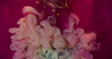 Yaratıcı duman. Boya dumanı. Pembe köpüklü suda peçe mürekkebi dalgalanması. Kırık parlak ampul dekoratif soyut arkaplan.