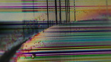 Dijital gürültü. Ekran hatası. Piksel ızgara renk örgüsü ile bozulmayı göster. Arıza çizgilerinin bozulmuş odaklanmış yapısı titreşen yüzey.