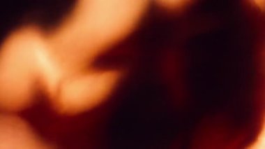 Soyut bulanıklık. Film dokusu etkisi. Pırıl pırıl parlayan sihirli mercek, altın sarısı, parıldayan parlak ışık, sanatın karanlık arka planında parlıyor..