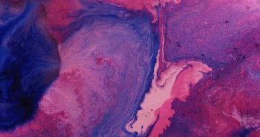 Mürekkep akışı. Sanat sıvısı. Mavi mor sıvı karışım boya renk parçacıkları soyut bulanık arkaplan. Pigment damlası akışı mermer parıldayan doku.