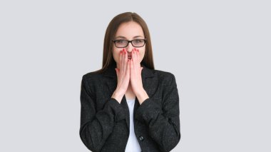 Hayalimdeki iş. Kariyer başarısı. Hayran olunan iş kadını el çırpıyor rüya gibi bir iş pozisyonu elde ettiği için mutlu..