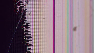 Ekran kırıldı. Ekran arızası. Titreyen siber aksaklık, bilgisayar yüzeyindeki odaklanmış pikselleri kırdı. Yayın teknolojisinin bozulması.