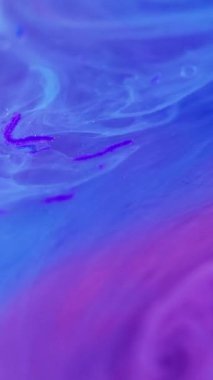 Dikey video. Gradyan boya. Fantezi mürekkebi. Parlak bir sıvı. Odaklanmamış mavi mor renk pürüzsüz parlak dumanlı emülsiyon parlaklık parçacıkları jel akış hareketi soyut sanat arka planı