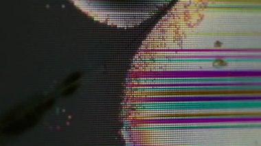 Hasar kanalı. Matris deformasyonu. Sıkıntılı renk yüzeyi, ölü siyah bölge, dağılmış piksel bozulması. Düşük kaliteli dijital şebeke çizgisi.