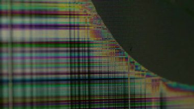 Kırık LCD. Televizyon hasarı. Kırık tahıl görüntüsünün bozulmuş dijital kanal sinyali. Karartma odaklı arızalı gökkuşağı hatası piksel ekran örtüsünü yok etti.