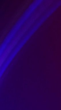 Dikey video. Lens fişeği. Neon ışığı üstüste konuyor. Odaklanmamış mavi floresan mor renk gradyan ışınlar hareket koyu soyut sanat arkaplanı.