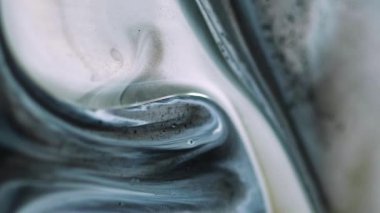 Sıvı jel. Köpüklü boya karışımı. Bulanık mavi beyaz renk parçacıkları desen mürekkep emülsiyon akışı hareket soyut sanat arkaplanı.