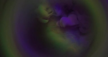 Suluboya kokusu. Sis sıvısı. Karamsar, ışıl ışıl bir sıvıda yayılan çok renkli mürekkep pigmenti. Soyut bulanık lens parıltılı su arkaplanı.