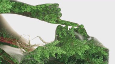 Dikey video. Sanat eseri suratlı. Doğa sükuneti. Çifte pozlama profili olan saçları yeşil ağaçlı kadın silueti beyaz arka planda izole edilmiş dudaklara parmak gösteriyor..