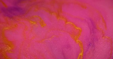 Parıldayan sıvı. Neon mürekkebi. Canlı renkli, lüks mermer, nemli yüzey sanatı karışımı. Pembe altın menekşe pigmenti çözünmüş akışı çözer.