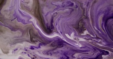 Mermer akışı. Akrilik karışımı. Bulanık mor gri parıldayan parçacıklar jel emülsiyonunda akan boya girdaplar fantezi sanat soyut arka plan.