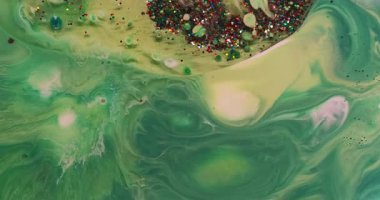 Yüzen mürekkep. Akrilik baloncuk. Mermer rengi su akıntısı yeşil emaye pigmentini harmanlıyor. Yağlı renkli sim emülsiyon karışımı soyut arkaplan damla.