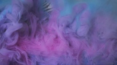 Sis etkisi. Harika boya suyu. Odaklanmamış pembe renkli duman bulutu soyut sanat desenli arkaplana mürekkep dokusu sıçratır.