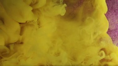 Parlak boya. Sis dokusu. Soyut mor parıldayan sanat arka planında çözünmüş sarı sisli mürekkep buharı sıvısı akışı.