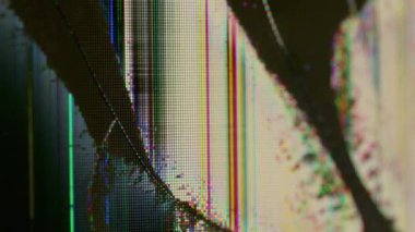 Ekran arızası. Saptırılmış analog. Modern hasarlı ekran dokusu gökkuşağı bulanık piksellerin dijital gürültüsüyle bozuluyor. Siyah kısmi dolgu.