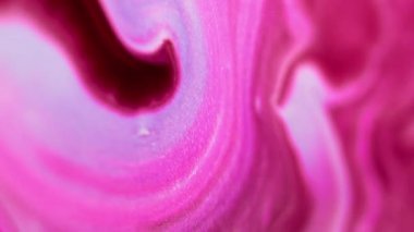 Pırıl pırıl. Parıldayan sıvı dökülmüş. Bulanık mor pembe beyaz renk gradyanı parıldayan parçacıklar mürekkep dalgası soyut sanat arkaplanı.