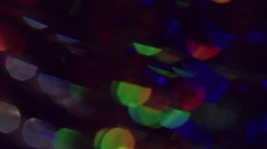 Yanıp sönen ışık. Bulanık ışık. Soyut sanat arka planında çözünmüş toz sızıntısı, çok renkli, yeşil, gökkuşağı ışınlar, ışık mercekleri parlıyor..