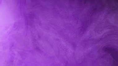 Parlak renk bulutu. Sihirli duman. Odaklanmamış mor parlak sisli boya mürekkep dokusu soyut sanat ışığı arka planında buhar buharı akışı.