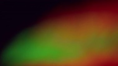 Optik lensler. Bulanık soyut prizma. Odaksız sızıntı, çok renkli, yeşil, sarı ışınlar gökkuşağı ışık arka planında yanıp sönüyor..