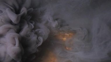 Renkli duman bulutu. Sis sıvısını boya. Odaklanamayan koyu siyah sis. Parıldayan mürekkep kokusu. Soyut altın sanat eserine sıçrıyor..