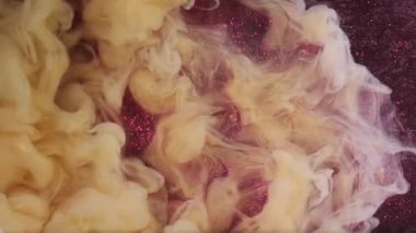 Dönen boya sıçraması. Duman rengi sis. Soyut mor parıldayan sanat arka planında çözünmüş sarı sisli mürekkep buharı sıvısı akışı.