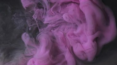 Mürekkep arkaplanı. Duman etkisi. Odaklanmamış pembe renk akışı, sıvı bulutlar, buhar, sisli su, siyah sanat üzerine boya dokusu..