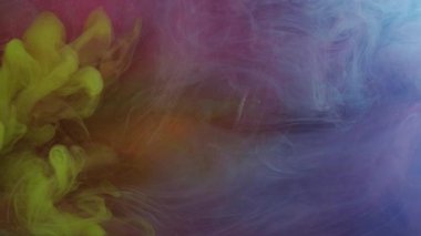 Renkli suluboya. Boya sisi. Suyun üzerinde mor sarı mürekkep akıyor. Parlak boya odaklanmış bulutu parlayan soyut arkaplanda karıştırıyor.