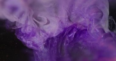 Renk dumanı. Boya patlıyor. Beyaz mat mor parıldayan mürekkep dumanı koyu suya karışıyor. Soyut arkaplan parçacıkları kırık cam ampul.