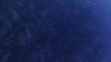 Mavi akış. Odaklanamayan akış. Bulutlu renkli sıvı dalgalanıyor. Mistik dalgalı mermer, soyut arka plan, tuhaf tozlu su bukleleri..