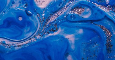 Yağlı boya. Köpüklü sıvı. Mavi menekşe, diş minesi, nem, akryl damlası, simli parçacıkları karıştırıyor. Şeffaf jel katman su soyut arkaplan.