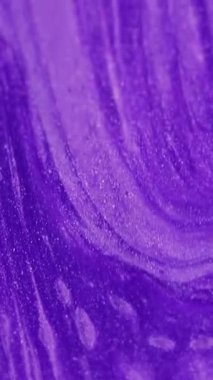Dikey video. Parıltılı boya. Mürekkep akışı. Odaklanmamış mor renk sızıntısı parlak sıvı titreşimli emülsiyon ışıldayan parçacıklar akışı soyut sanat arka planı.