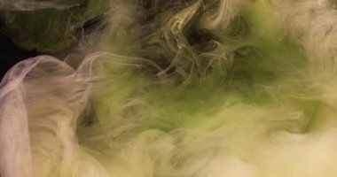 Sis mürekkebi. Duman parçacıkları. Siyah arka planda girdaplı su boyası karışımı akışı. Renk pigmenti sıvı sis dokusunu çözdü mistik buhar.