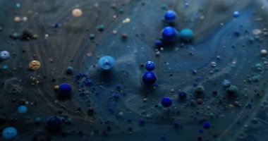 Sanat sıvısı. Akrilik baloncuk. Gizemli galaksi mavi gri akım jel renkli parçacıklar çözünmüş su grunge soyut arka plan üzerinde.