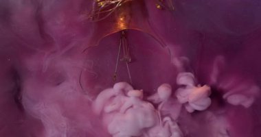 Çok renkli duman. Buhar akışı. Odaklanmamış pembe parıltılı boya akışı mermer su yüzeyi. Kaotik sanat sıvısı fantezi patlama soyut arka plan.