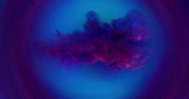 Boya patlaması. Parlayan toz. Mavi sıvı yüzeyde mor menekşe rengi neon gazı patlaması. Gizemli su soyut arkaplan parlaklığı.