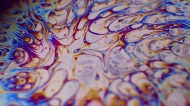 Yanardöner sıvı. Baloncuk sanatı. Odaklanmamış mor yeşil sıvı yağ eğrisi koyu siyah bulanık ışık arka planında akrilik kaygan.