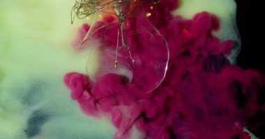 Akış patladı. Kırık cam. Pembe dumanlı boya dalgalı bulut, bulanık sisli yüzey suyu, ampulü çatlatmış, soyut arkaplan..