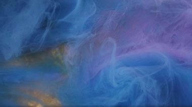 Su altı sisi. Soyut arkaplan. Odaklanmamış mavi renkli duman bulutu altın desenli sanat eserlerine boya mürekkebi sıçradı..