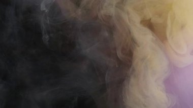 Sis sıvısı. Kozmik akış. Açık bej rengi boya, koyu gizemli su soyut arka planda salınır. İpek suluboya sisli, odağını kaybetmiş bukleli pırıltılar..