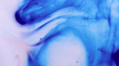 Çok renkli mermer. Mavi sıvı. Işık geçirmez diş minesinin üzerindeki parlak boyayla çelişen çözünme. Karmaşık bulanık dalgalar akrilik yüzeyde mürekkep harmanlıyor.