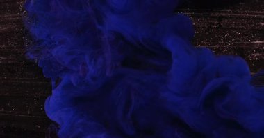 Mistik duman. Sanat sıvısı. Mor mavi boya sisi siyah simli soyut arkaplana yayılmış. Buhar koyu fantezi çözünmüş dokusu.