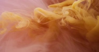 Fantezi dumanı. Boya dumanı. Kahverengi suda suluboya sarı sprey boya. Akış odaklı bulanık dokusu olan çevresel mürekkep arkaplanı.