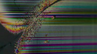 Arıza LCD 'si. Ekran arızası. Renkli, titrek kenarlı cam ekranda siyah mürekkep çatlağı. Kırık odaklı yüzey soyut arkaplan bilgisayar monitörü.